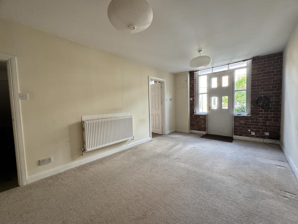 Lot: 162 - THREE-BEDROOM HOME IN CITY CENTRE - Sitting room area